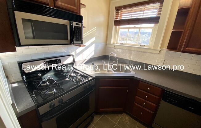 2 beds, 1 bath, 900 sqft, $1,275, Unit BensonFranklin - 04