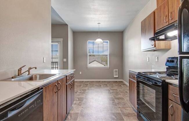 Dining and Kitchen | Apartments in Tualatin, OR | River Ridge