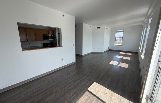 2 beds, 1 bath, 990 sqft, $1,900, Unit 601