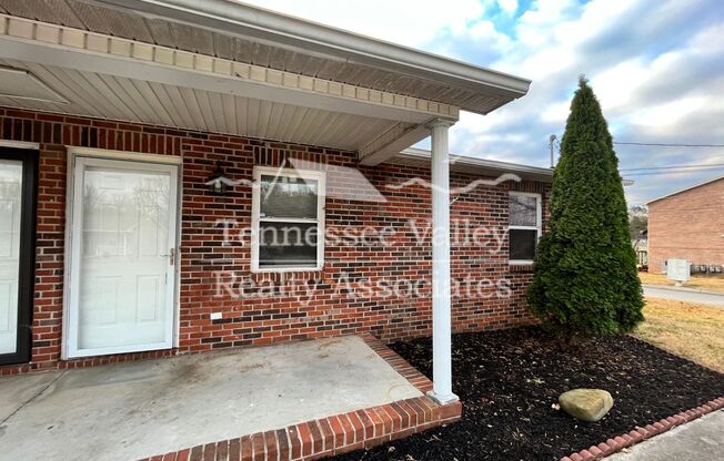 MOVE IN READY! 2 BED/1 BATH duplex in the heart of Lenoir City!