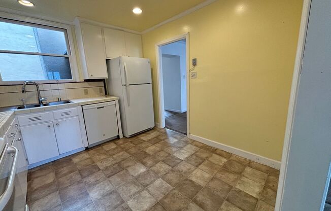 2 beds, 1 bath, $3,400