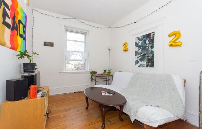 2 beds, 1 bath, $3,000, Unit Unit #32