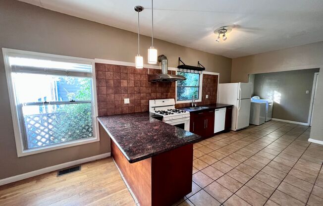 Lovely and spacious 2bd / 1 bth plus bonus room with washer & dryer!