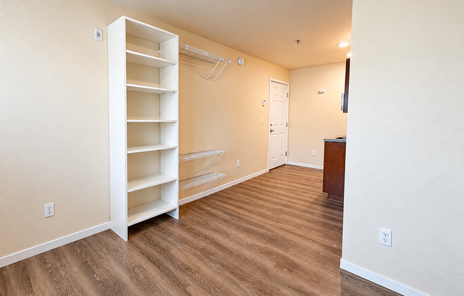 Studio, 1 bath, 165 sqft, $1,095, Unit 356