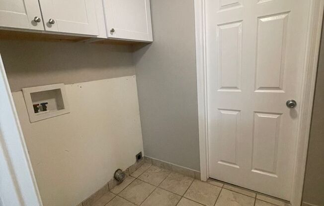 2 beds, 1 bath, 945 sqft, $1,575, Unit 033