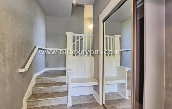 UNIQUE  Laurelhurst Unit with 3 Beds, 2 Baths