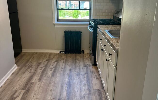 2 beds, 1 bath, $1,350, Unit 01-3216