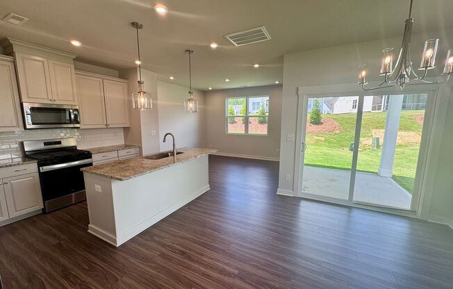 Beautiful 4BR/3BA Townhouse in Griffith Lakes