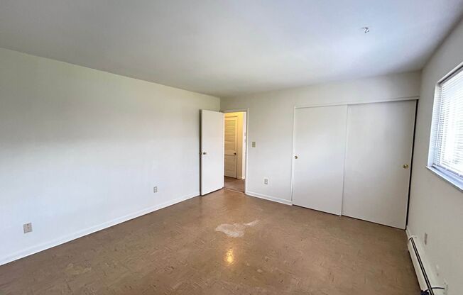 2 beds, 1 bath, 984 sqft, $900