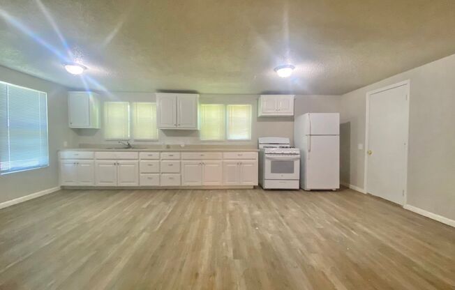 3 beds, 1 bath, $995