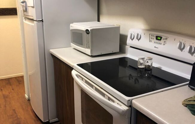 2 beds, 1 bath, 796 sqft, $1,150, Unit 215