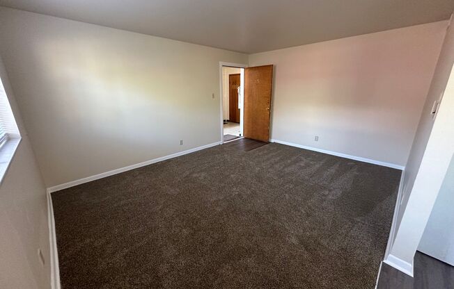 2 beds, 1 bath, 926 sqft, $935, Unit B15