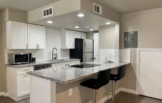 Remodeled 2bedroom 1 bath condo close to everything