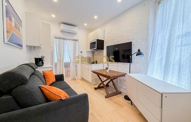 322 E 11 ST