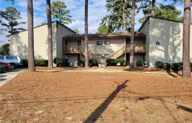913 APPLEWOOD LN