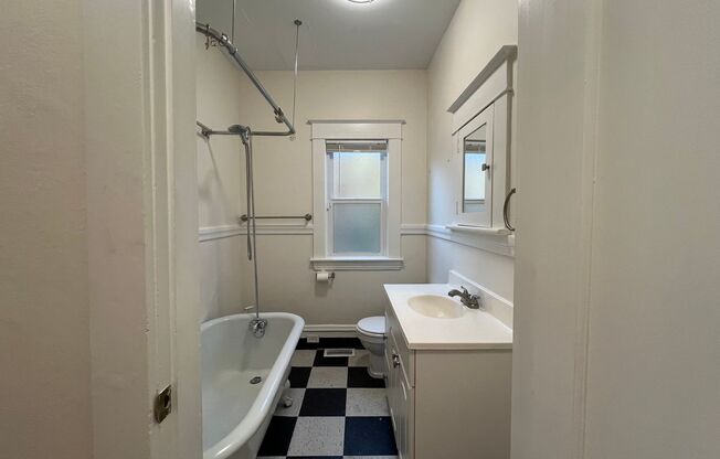 1 bed, 1 bath, 1,000 sqft, $1,550, Unit 421