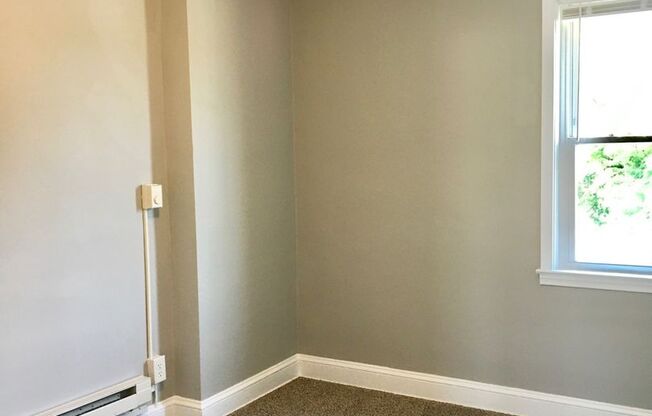 2 beds, 1 bath, $1,095, Unit Unit B