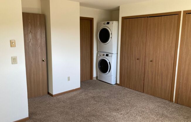 3 beds, 1 bath, 1,040 sqft, $1,695, Unit 3172-302