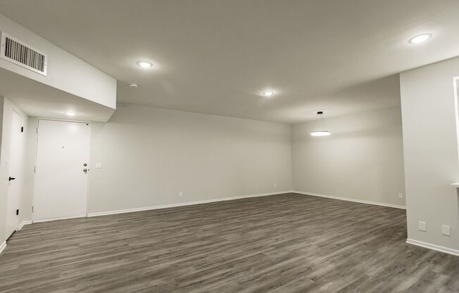 2 beds, 2 baths, 895 sqft, $3,298, Unit 300