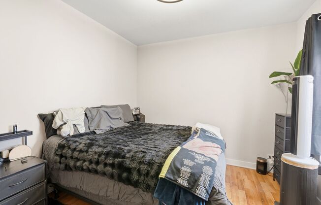 4 beds, 2 baths, 950 sqft, $5,500, Unit 924-1E