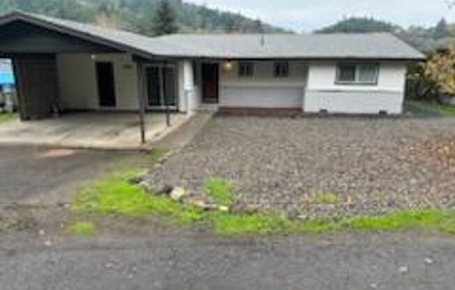 Great Roseburg location 3-bedroom 1.5 Bathrooms