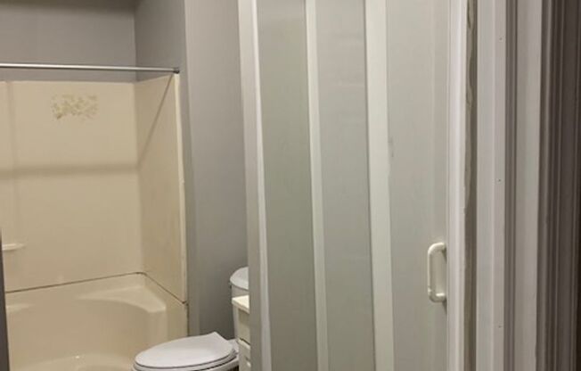 Studio, 1 bath, $850, Unit 1st Floor Rear