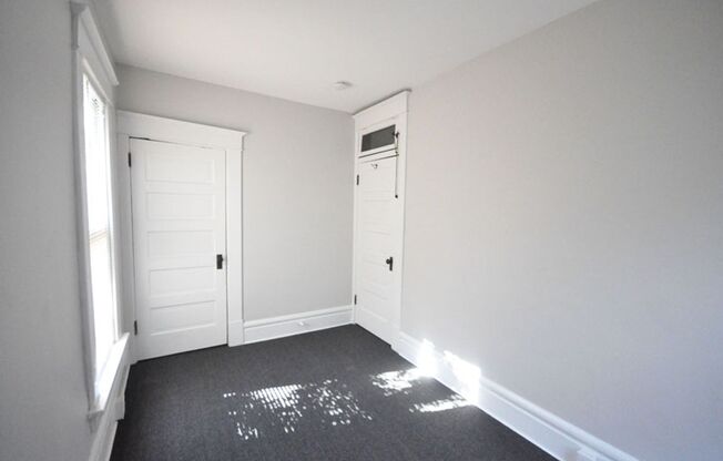 3 beds, 1 bath, $1,495, Unit 1228