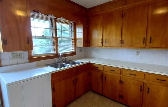 2 beds, 1 bath, 903 sqft, $1,250, Unit B-2