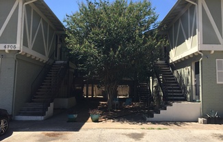 AVAILABLE: 2 BR-1 BA Hyde Park Condo / Laminate Wood Floors / Close to UT and Downtown