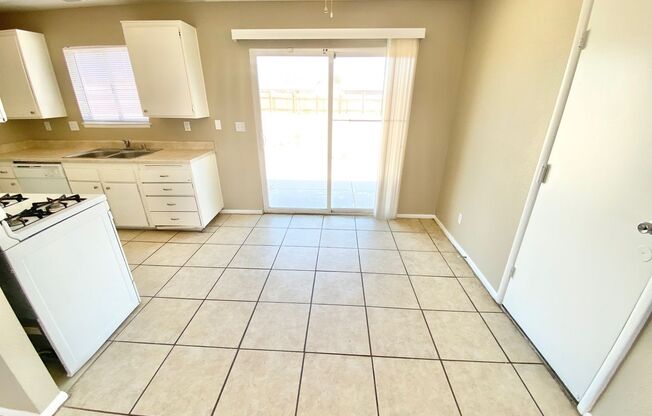 Charming 2 Bedroom, 2 Bathroom Home Close to Nellis Air Force Base
