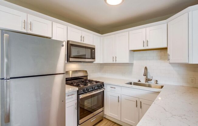 Upgraded 2 Bed/1 Bath Golden Hill