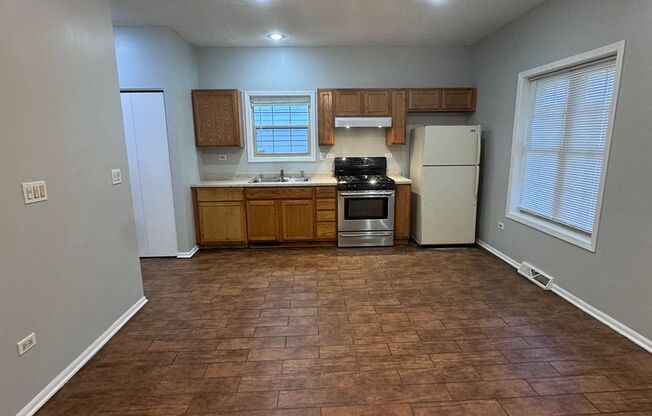 Available Now - Single Family home 2Bed 1 Bath located in Englewood