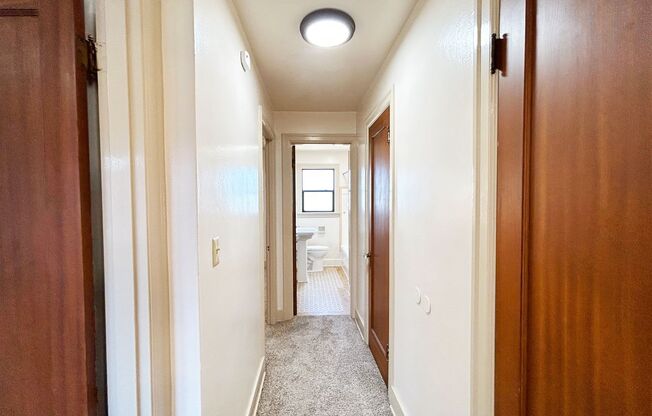 2 beds, 1 bath, 876 sqft, $1,995, Unit Court - D