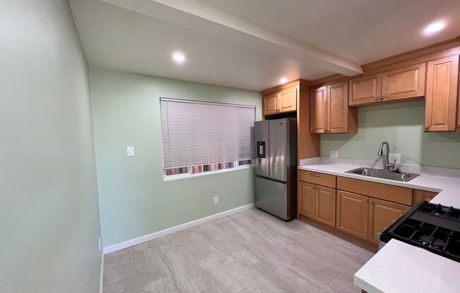 Beautifully remodled 2 bedroom cottage with shared yard & Laundry!