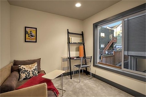 Stunning 2 Bed, 2 Bath Townhouse with Breathtaking Views! Steps away vibrant shops, restaurants, and the Seattle Center!
