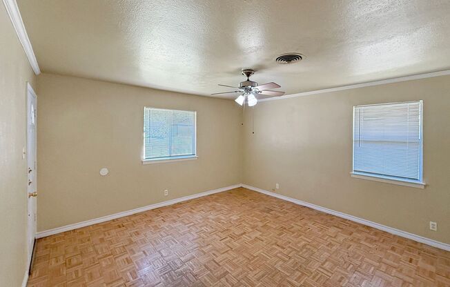 Charming 3-Bedroom Home with Bonus Room in Prime Location!