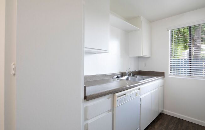 1 bed, 1 bath, 725 sqft, $1,975, Unit 05