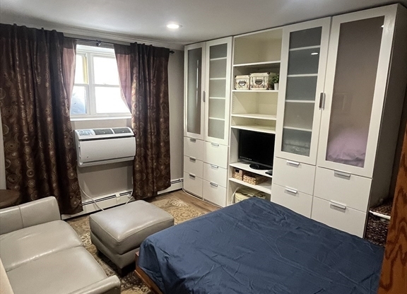Studio, 1 bath, 356 sqft, $2,300, Unit 5