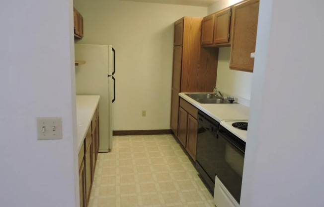 2 beds, 1 bath, $1,100, Unit Apt 2