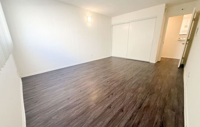 11018 Moorpark Apartments