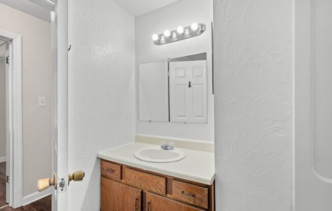 2 beds, 1 bath, 800 sqft, $749, Unit 103 W Lincoln Avenue #8