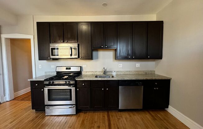 3 beds, 1 bath, $1,875, Unit 4952-2