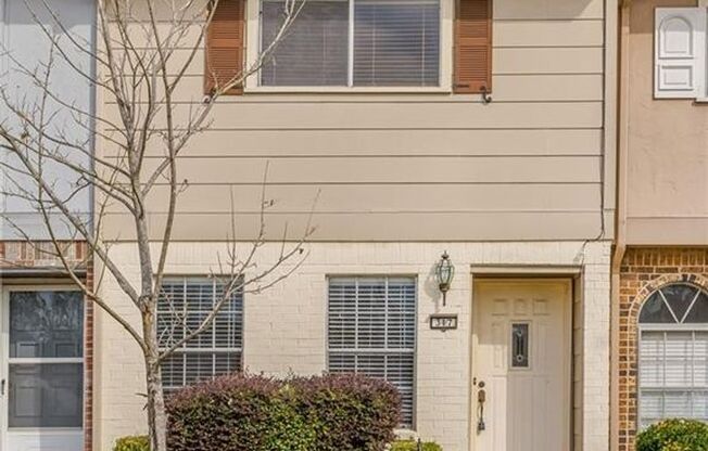 Cute Townhome - close to EVERYTHING