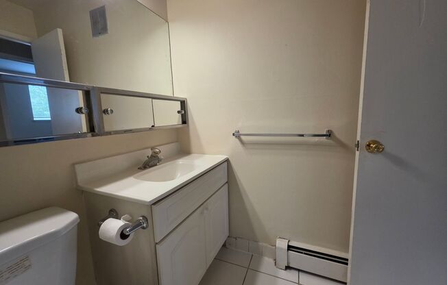 2 beds, 1 bath, $1,425, Unit 112