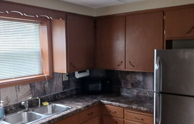 3 beds, 1 bath, $1,100