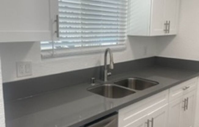 Beautiful 2 bedroom, 2 bathroom apartment in Hawthorne with shared pool, hot tub and private balcony!