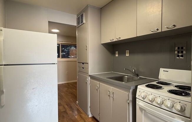 1 bed, 1 bath, 350 sqft, $1,195, Unit 211