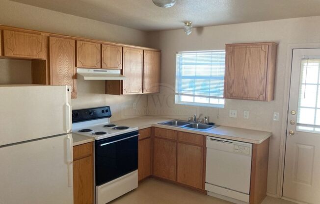 2 beds, 1.5 baths, $775