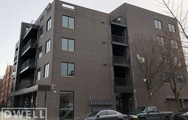 2535 W Fullerton Ave