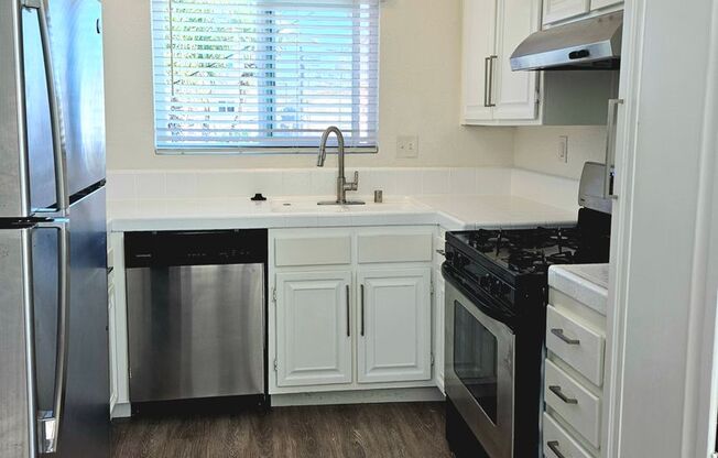 *2 WEEKS FREE!* 2 BR with Garage between Hillcrest and North Park!